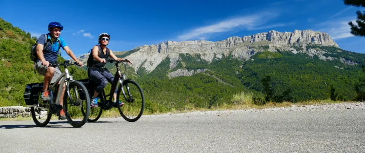Acantilados escarpados en los Prealpes de Digne