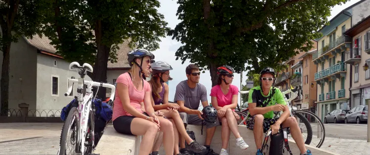 Grupo que sale de la Route des Grandes Alpes en bicicleta