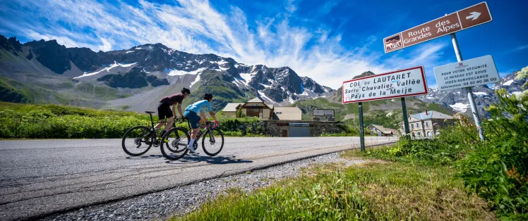 Ciclistas en el Col du Lautaret de la Route des Grandes Alpes