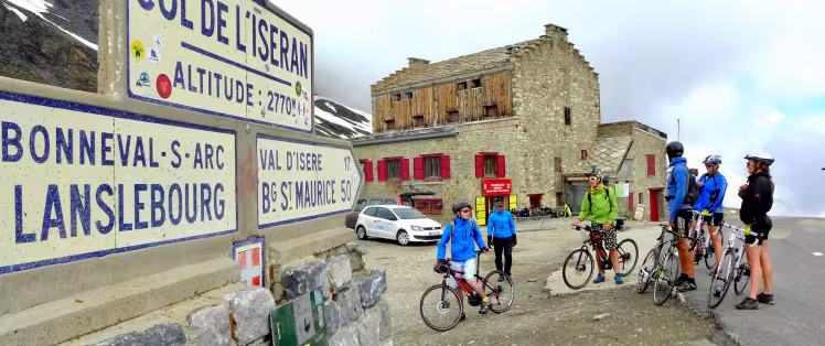 En bicicleta hasta la cima del Col de l'Iseran, el puerto de montaña más alto de Europa y Santo Grial de los ciclistas
