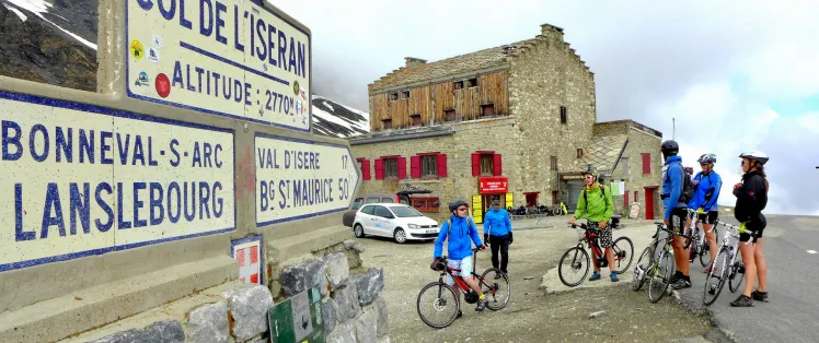 En bicicleta hasta la cima del Col de l'Iseran, el puerto de montaña más alto de Europa y Santo Grial de los ciclistas