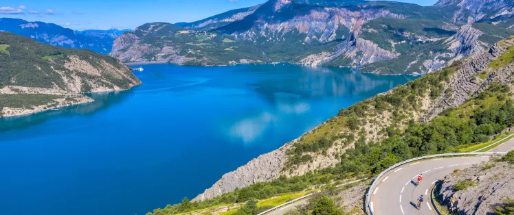 Lago de Serre-Ponçon en Sauze-du-Lac
