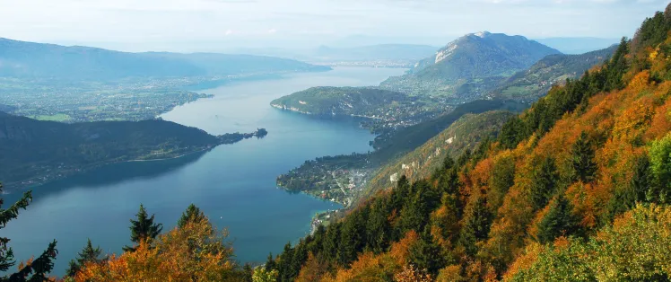 Las aguas cristalinas del lago de Annecy