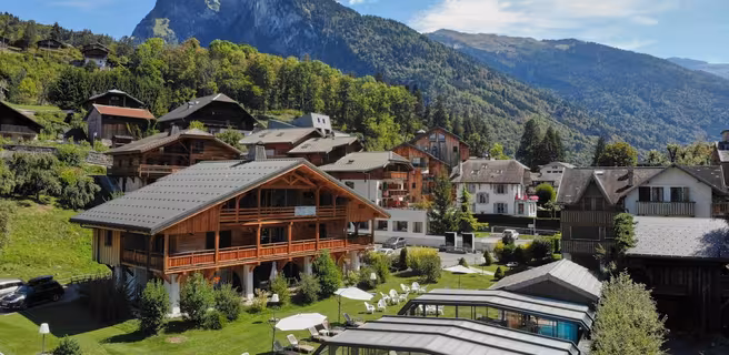Vue sur le parc de 2000m² autour de l'hôtel