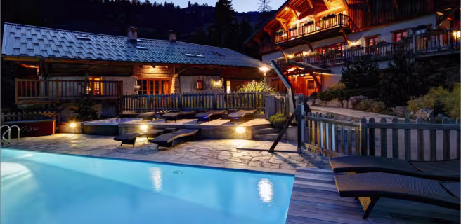 Piscine et jacuzzis extérieurs au pied de l'hôtel