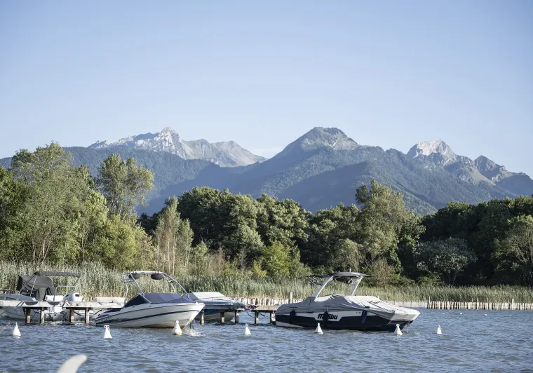 Barcos en el lago de Annecy en el nacimiento del lago