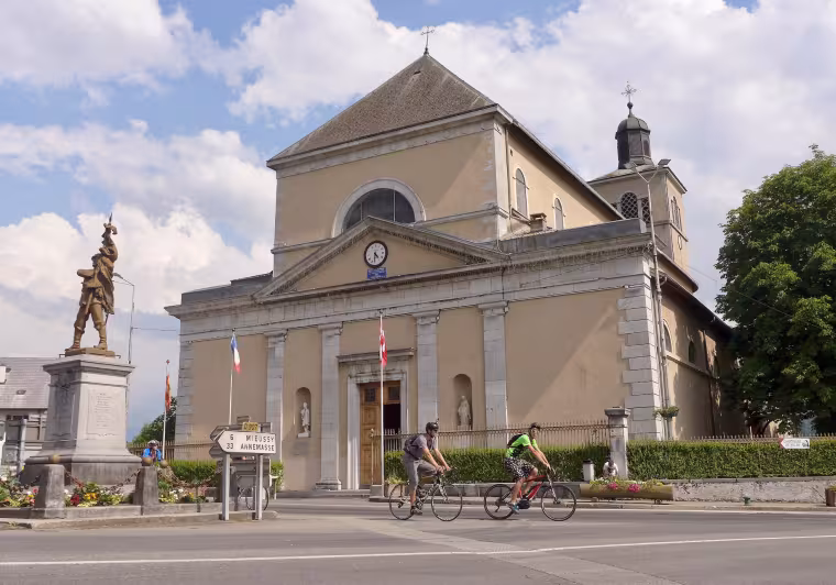 Ciclistas frente a la iglesia Saint-Jean-Baptiste de Taninges