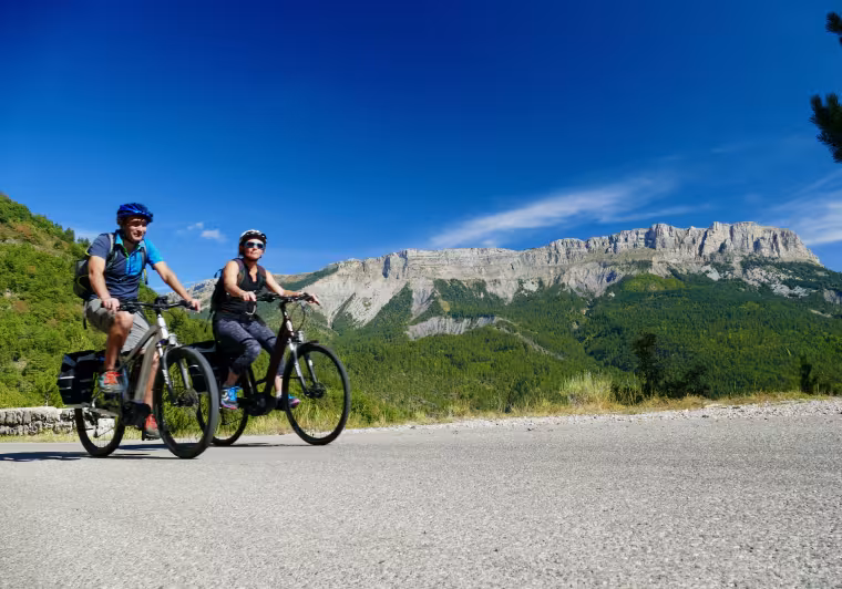 Acantilados escarpados en los Prealpes de Digne