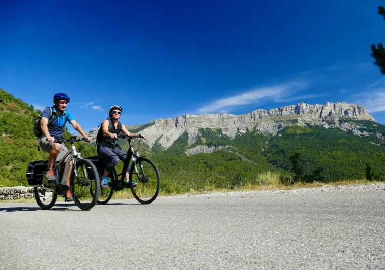 Acantilados escarpados en los Prealpes de Digne