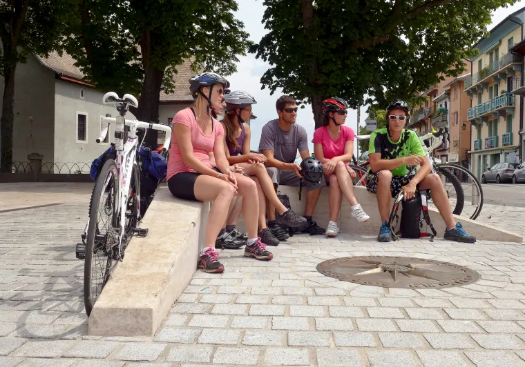 Grupo que sale de la Route des Grandes Alpes en bicicleta