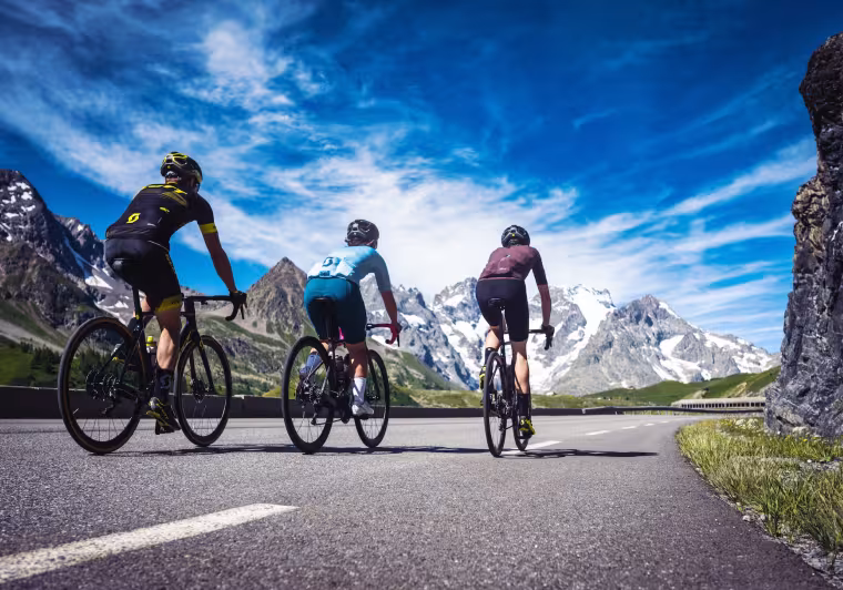 tres ciclistas en la Route des Grandes Alpes