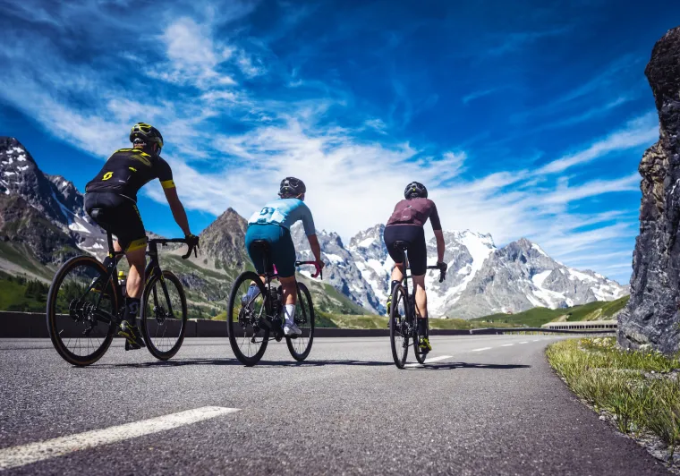 tres ciclistas en la Route des Grandes Alpes
