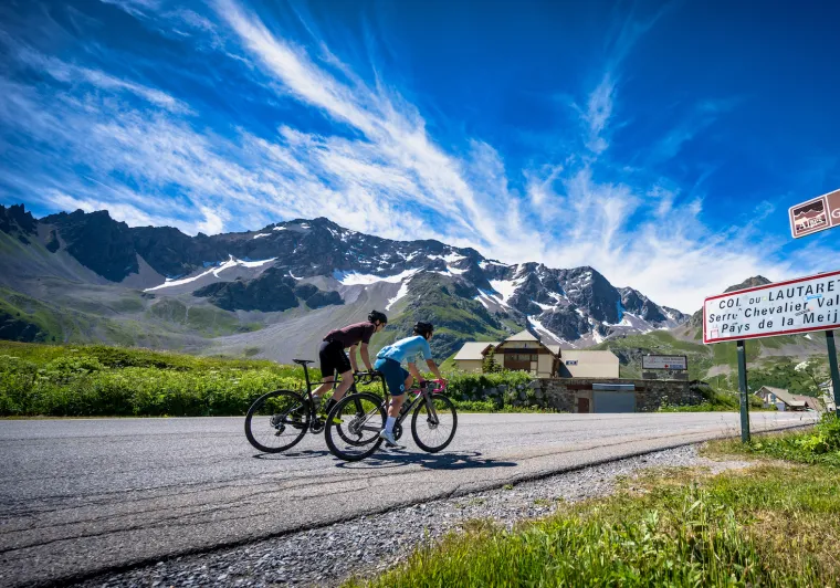 Ciclistas en el Col du Lautaret de la Ruta de los Grandes Alpes