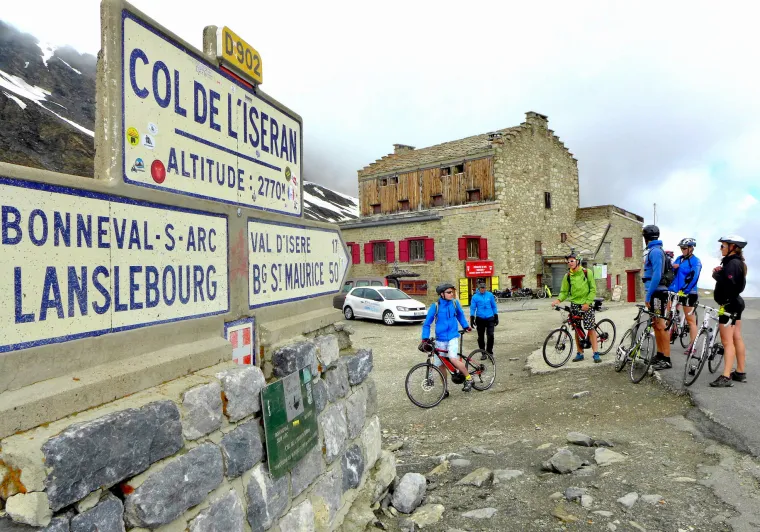 En bicicleta hasta la cima del Col de l'Iseran, el puerto de montaña más alto de Europa y Santo Grial de los ciclistas