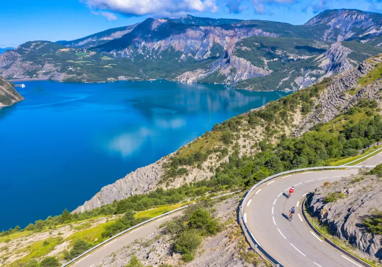 Lago de Serre-Ponçon en Sauze-du-Lac