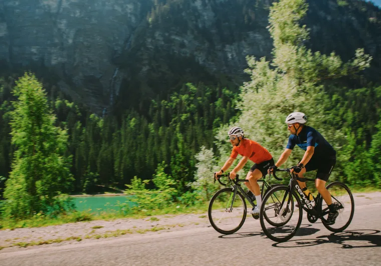 grupo de ciclistas en dirección a Morzine