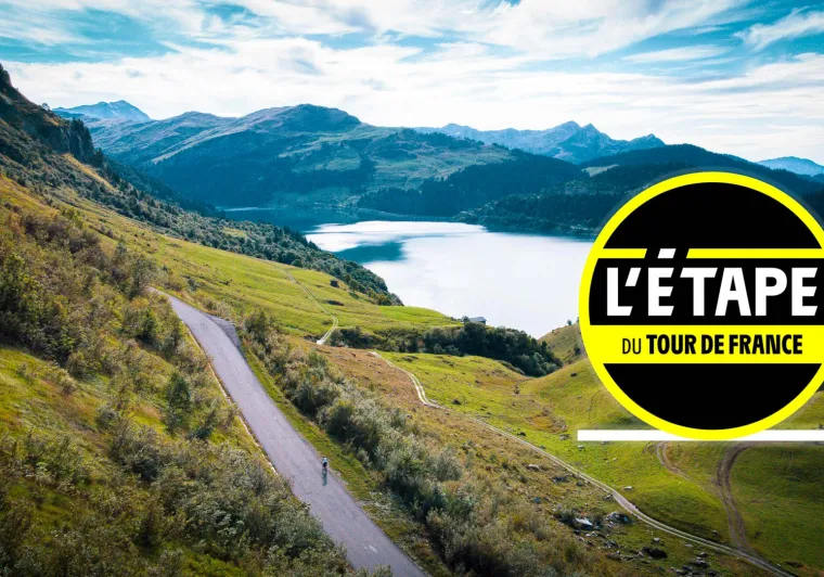 foto del lago de roselend en bicicleta con el logotipo de etape du tour