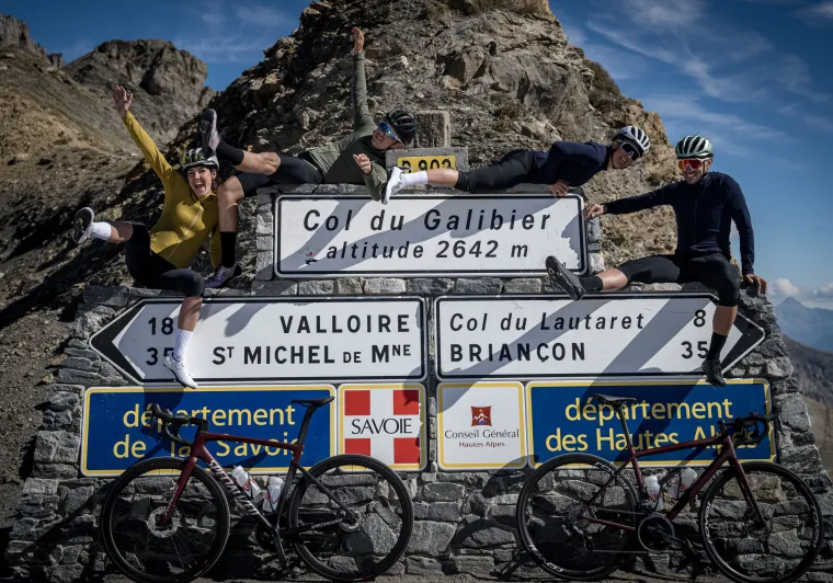 grupo ciclista en la cima del Col du Galibier