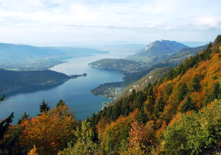 Las aguas cristalinas del lago de Annecy