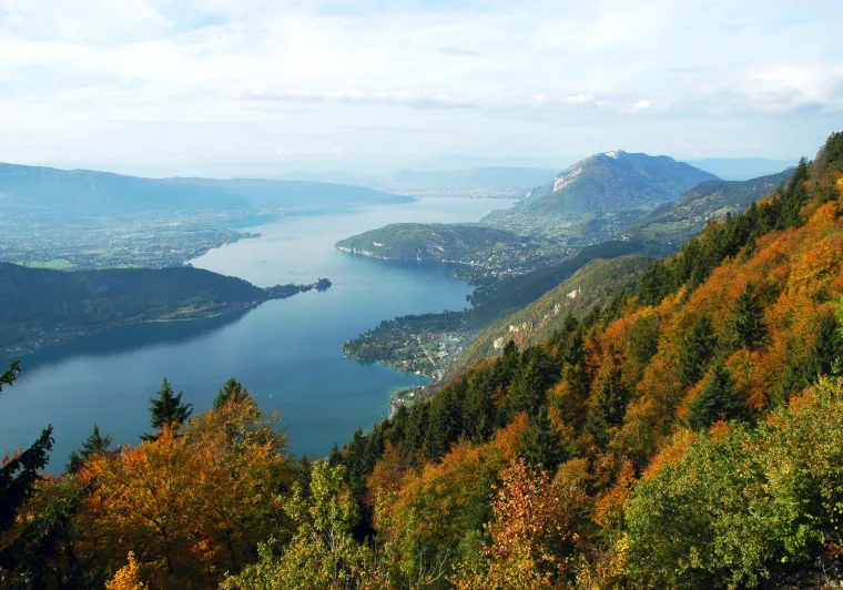 Las aguas cristalinas del lago de Annecy