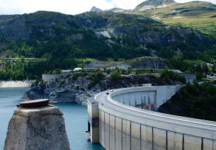 La presa de Tigne y el lago de Chevril