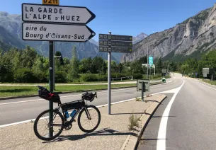 bicicleta de travesía al pie del Alpe d'Huez