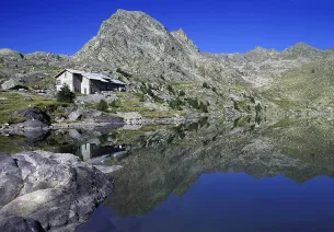 El refugio de las Merveilles frente al lago Long Supérieur des Merveilles