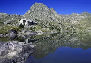 El refugio de Merveilles frente al Lac Long Superieur des Merveilles.jpeg