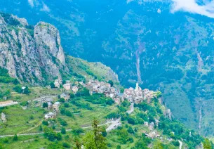 Roubion, un pueblo emblemático en la cima de la colina de Tinée