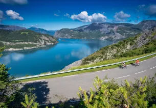 Lago y presa de Serre Ponçon