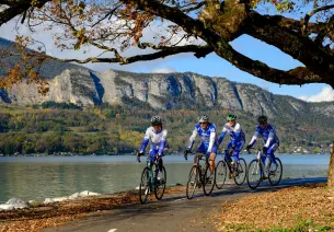 En bicicleta por las fuentes del lago de Annecy