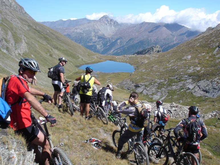 grupo de ciclistas de montaña en el Queyras