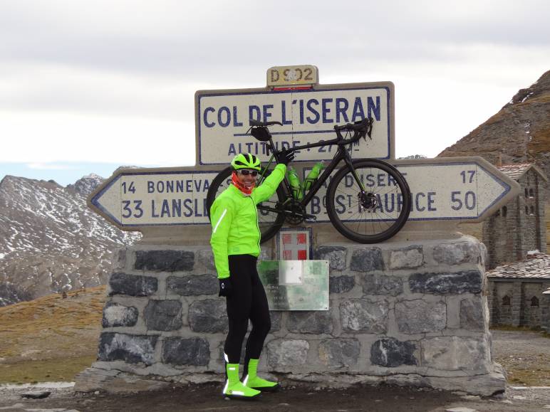 cycliste sur routes des grandes alpes®