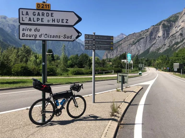 bicicleta de travesía al pie del Alpe d'Huez
