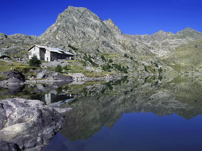 El refugio de las Merveilles frente al lago Long Supérieur des Merveilles