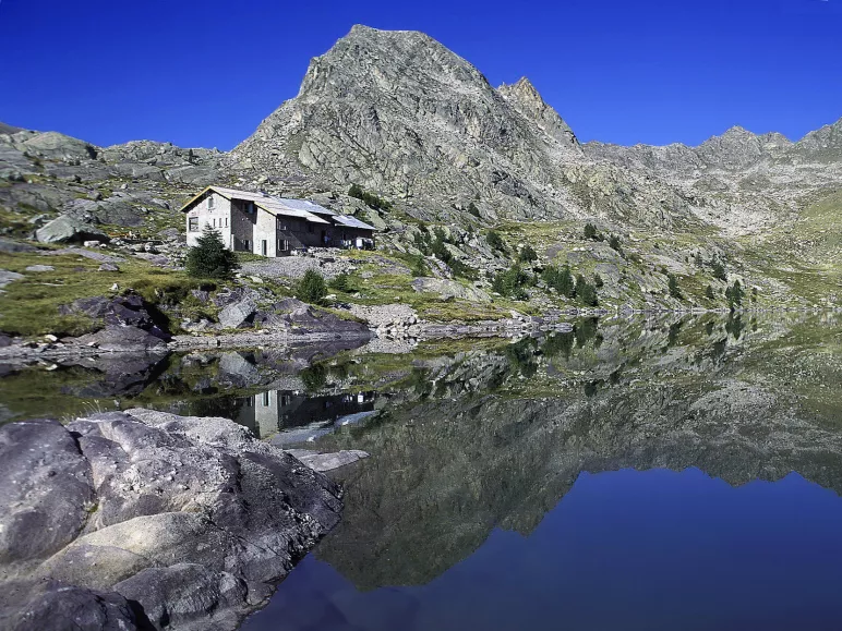 El refugio de Merveilles frente al Lac Long Superieur des Merveilles.jpeg