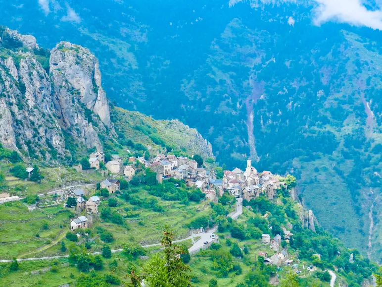 Roubion, un pueblo emblemático en la cima de la colina de Tinée