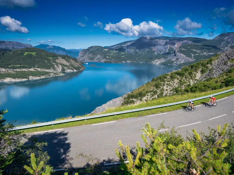 Lago y presa de Serre Ponçon
