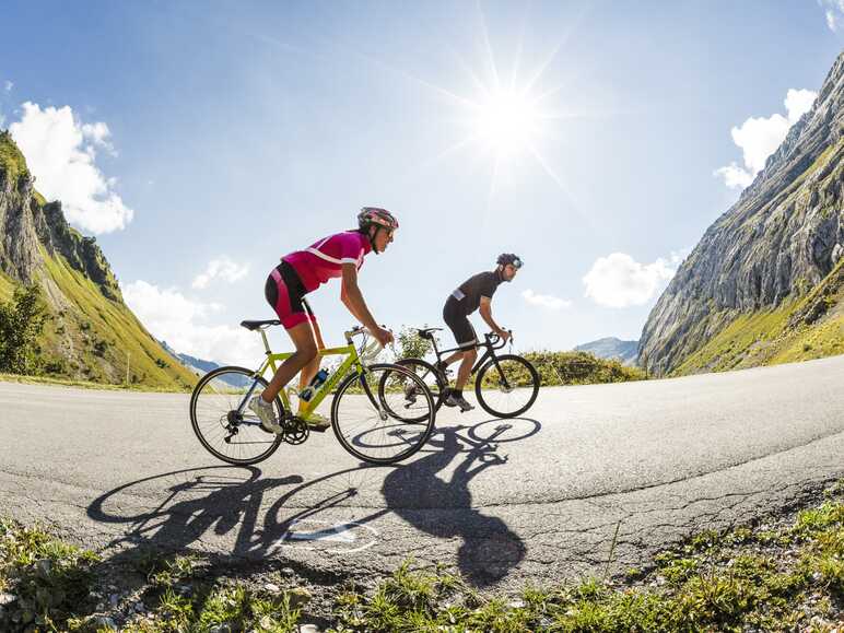 Cyclistes au col de la Colombière