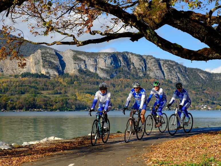 En bicicleta por las fuentes del lago de Annecy